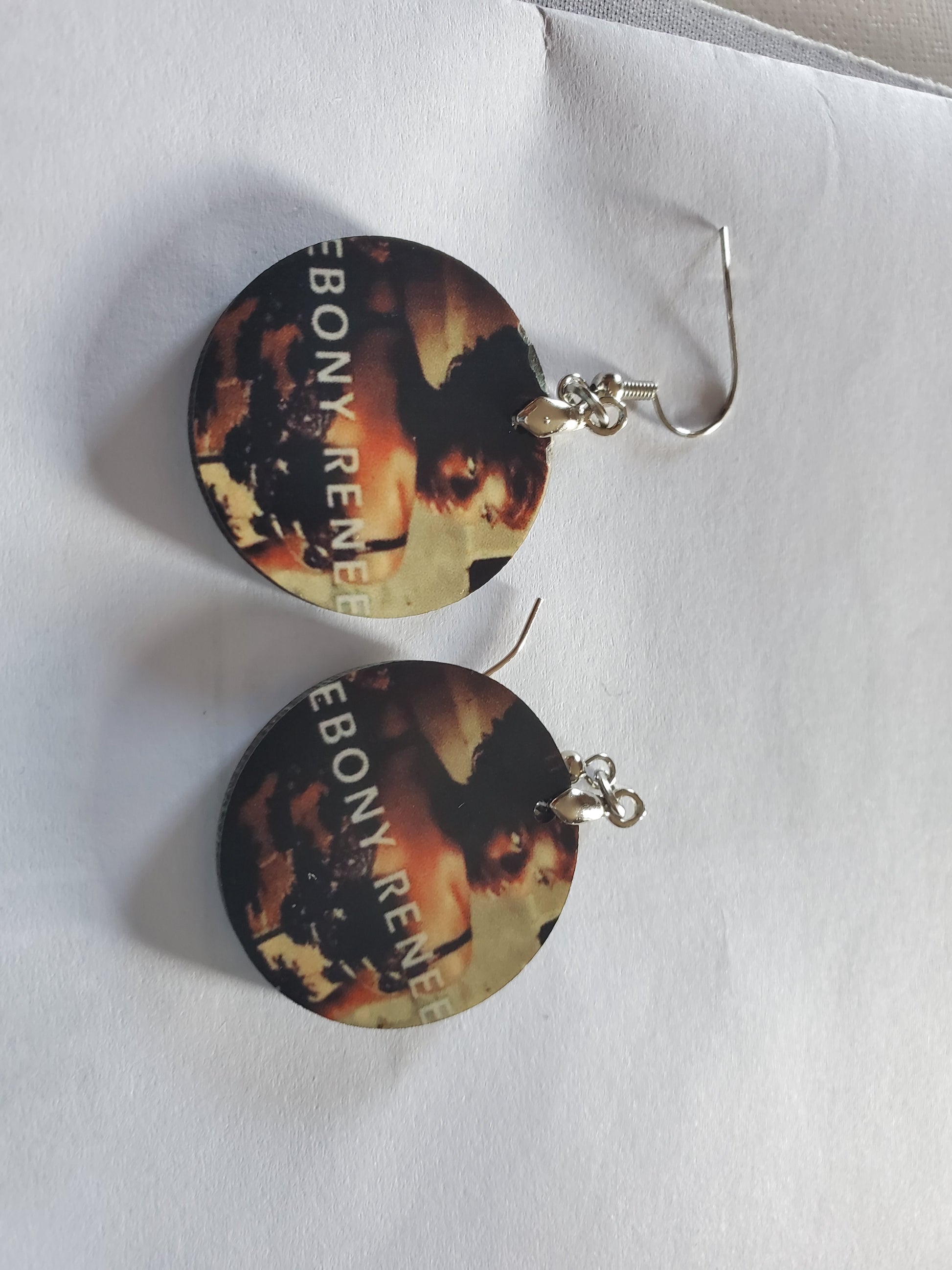 small round earrings with the model Dula Purr