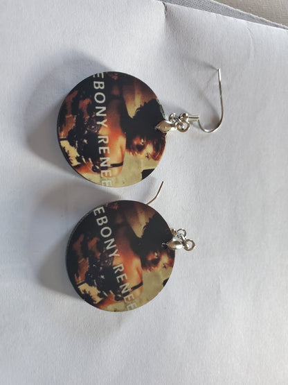 small round earrings with the model Dula Purr